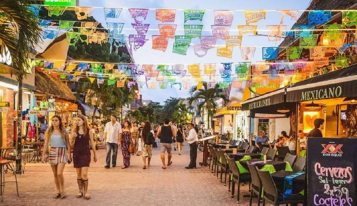 Stroll Along Quinta Avenida (5th Avenue)